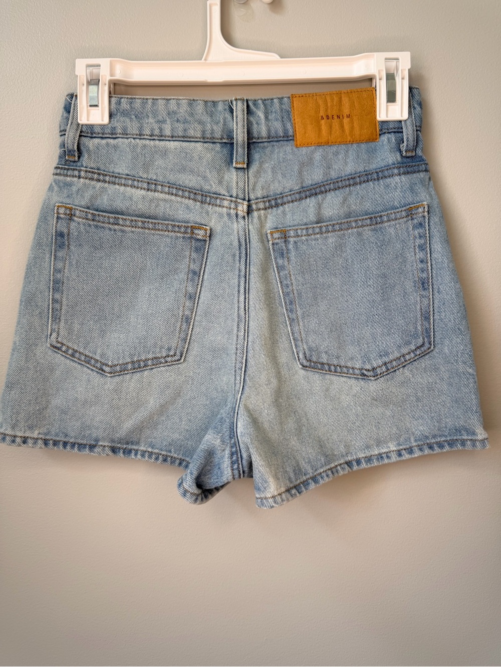 H&M &DENIM Light Wash High-Waisted Vintage Denim Mom Shorts Size 2 - Picture 1 of 7